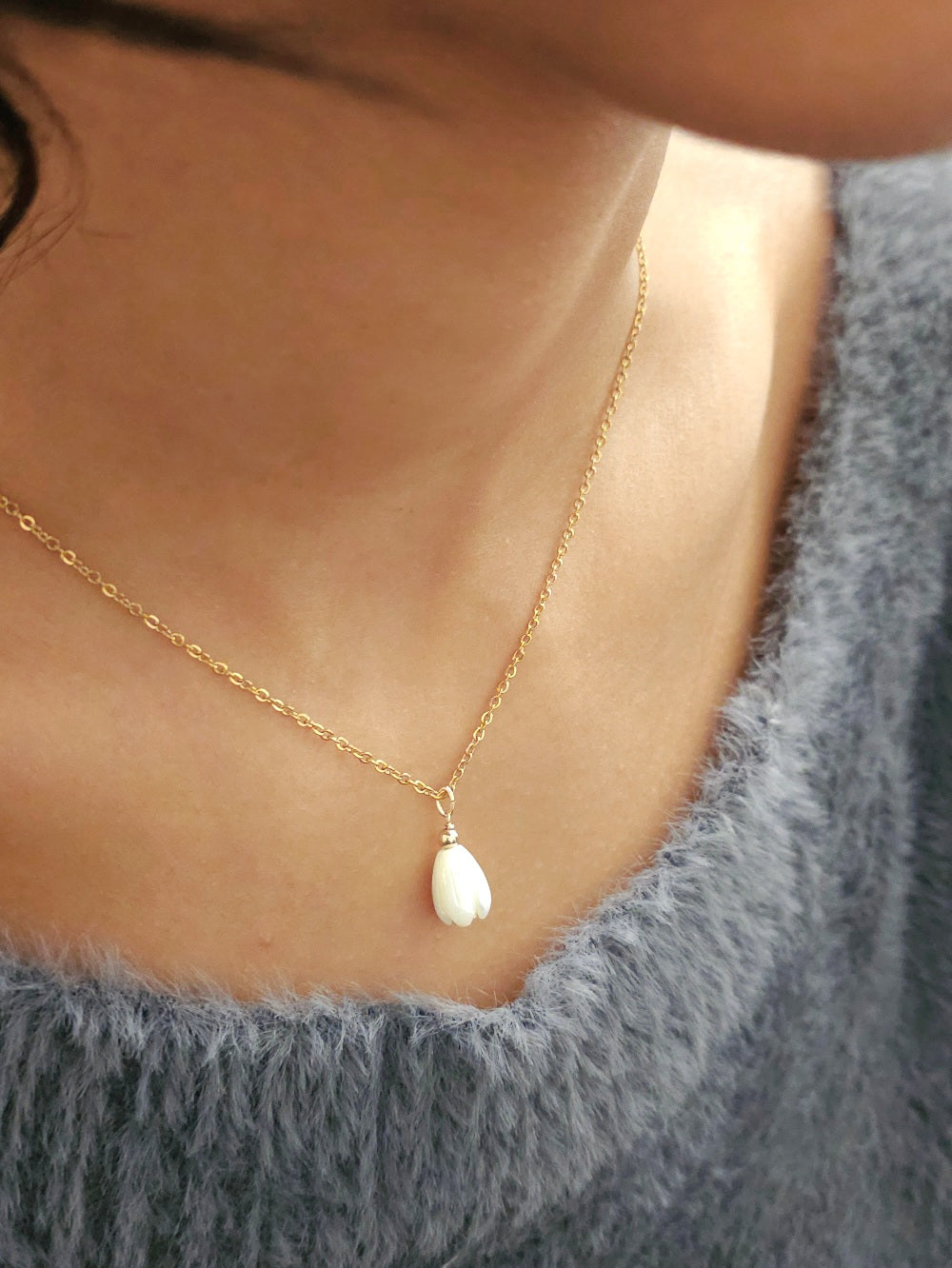 Collier bijou de dos fleurs de nacre jacinthe