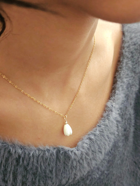 Collier bijou de dos fleurs de nacre jacinthe