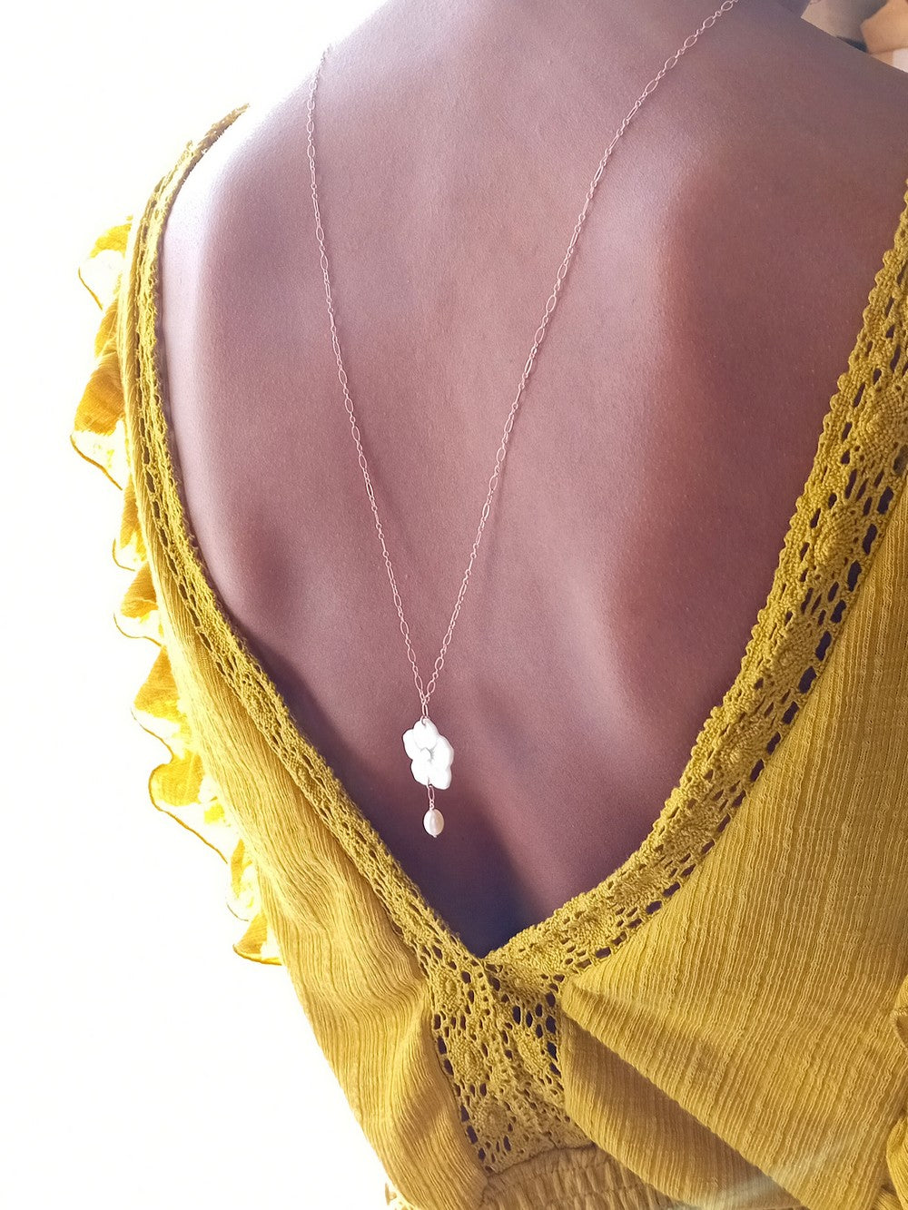 Collier bijou de dos rose gold filled fleur de nacre et perles de culture