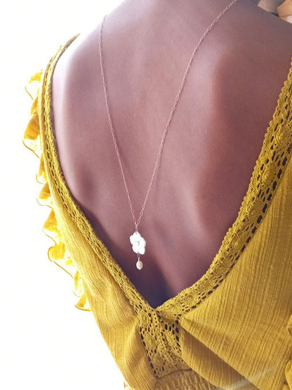 Collier bijou de dos rose gold filled fleur de nacre et perles de culture
