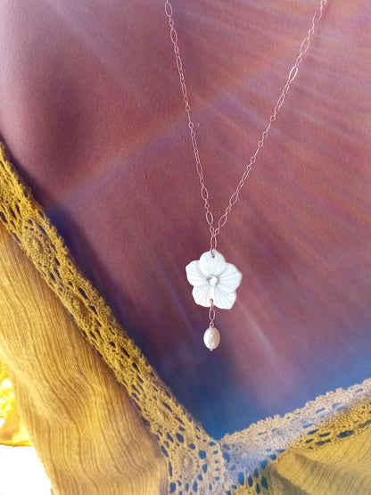 Collier bijou de dos rose gold filled fleur de nacre et perles de culture