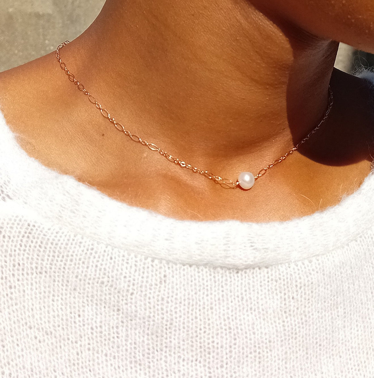 Collier bijou de dos rose gold filled fleur de nacre et perles de culture