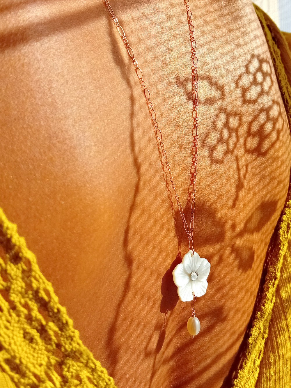 Collier bijou de dos rose gold filled fleur de nacre et perles de culture