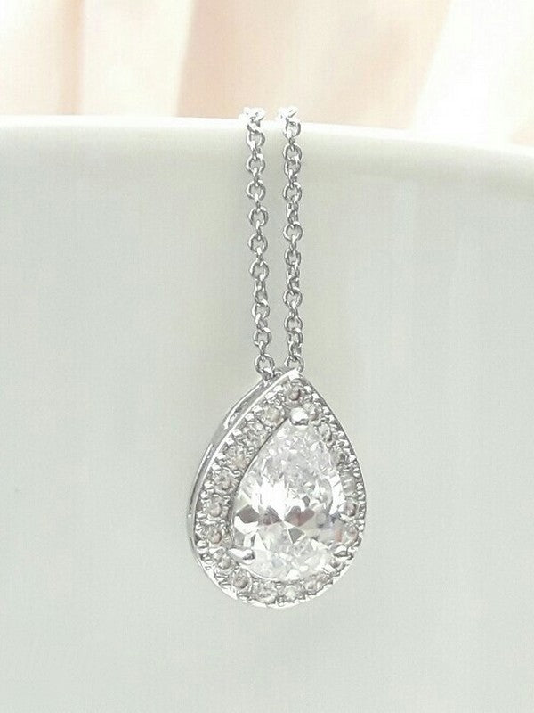 Nérine pendentif collier de mariage cabochon oxydes de zirconium serti et strass sur fine chaine - Prêt à porter