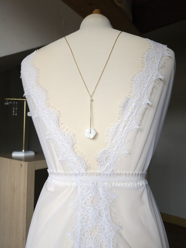 Bijou mariage Jad collier de dos fleur de nacre et perles