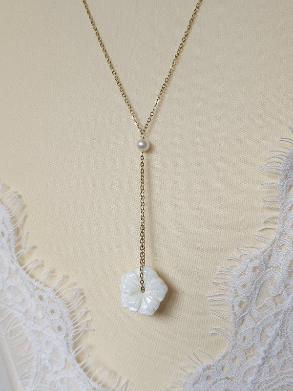 Bijou mariage Jad collier de dos fleur de nacre et perles
