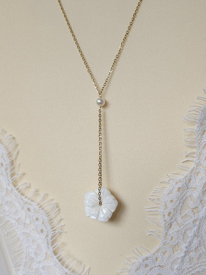 Bijou mariage Jad collier de dos fleur de nacre et perles