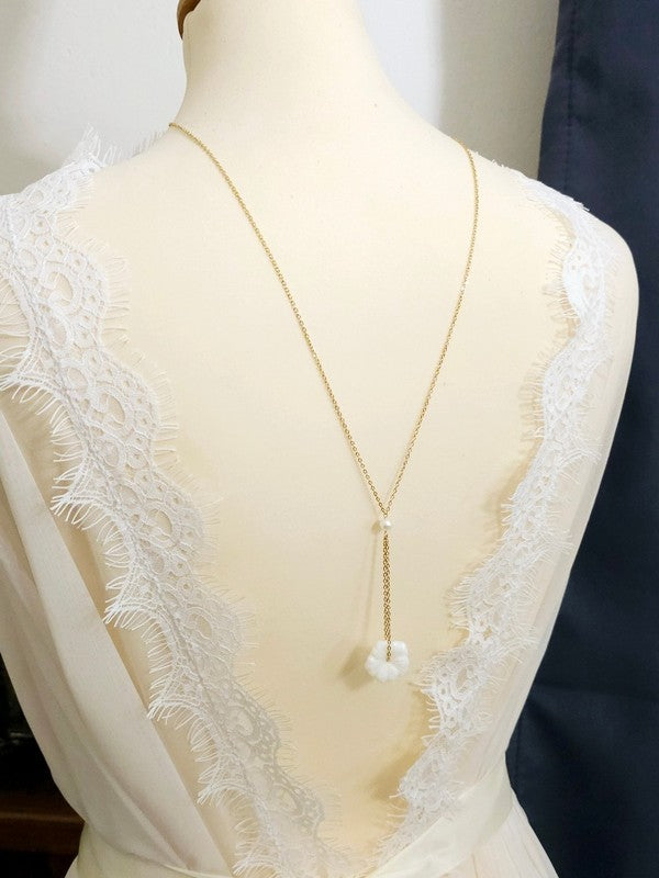 Bijou mariage Jad collier de dos fleur de nacre et perles