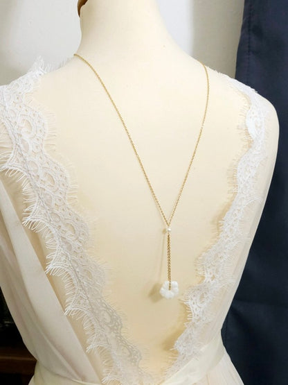 Bijou mariage Jad collier de dos fleur de nacre et perles