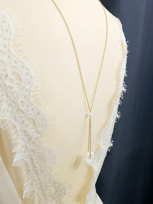 Bijou mariage Jad collier de dos fleur de nacre et perles