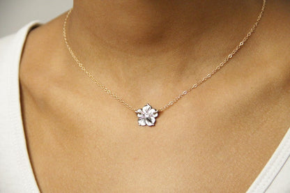 Collier fleur de nacre grise et chaîne gold filled, 2 pétales percés