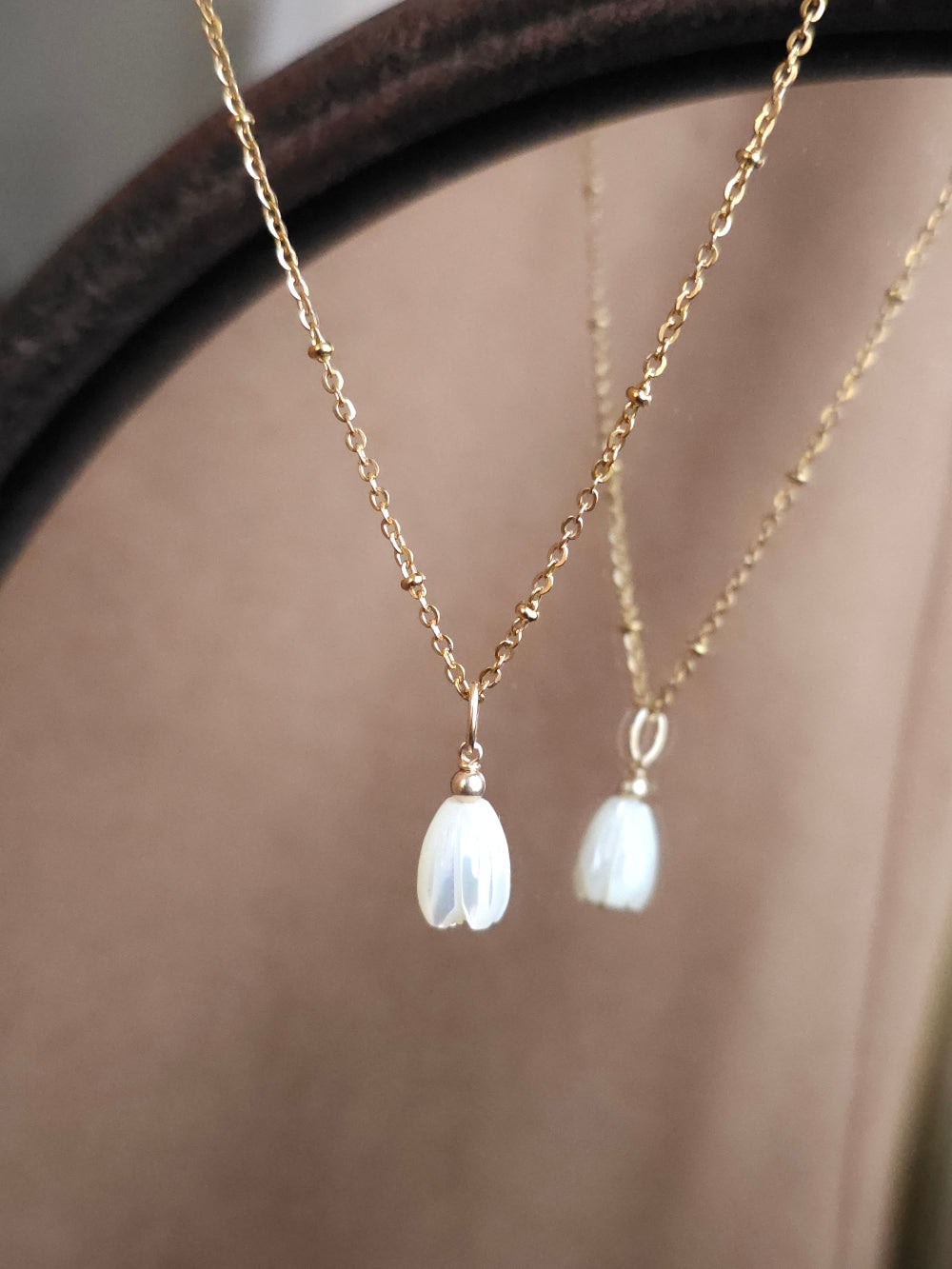 Collier Cyrine ras de cou pendentif fleur de nacre jacinthe