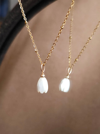Collier Cyrine ras de cou pendentif fleur de nacre jacinthe
