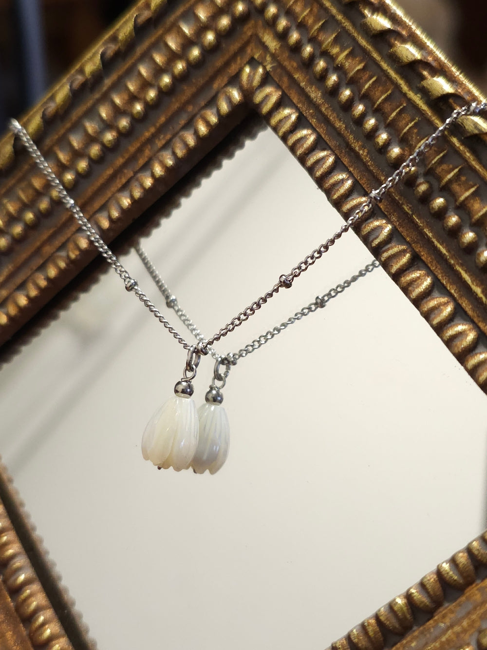 Collier Cyrine ras de cou pendentif fleur de nacre jacinthe