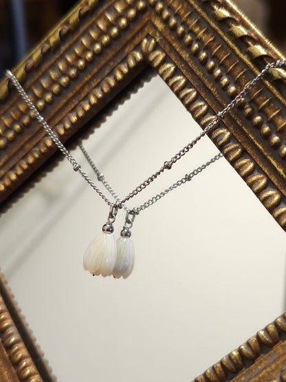 Collier Cyrine ras de cou pendentif fleur de nacre jacinthe