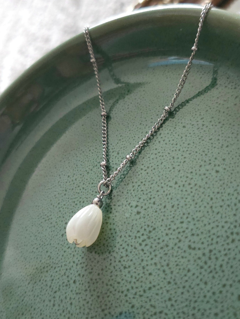Collier Cyrine ras de cou pendentif fleur de nacre jacinthe