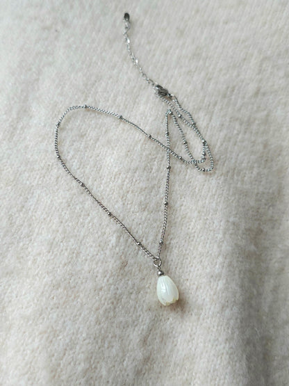 Collier Cyrine ras de cou pendentif fleur de nacre jacinthe
