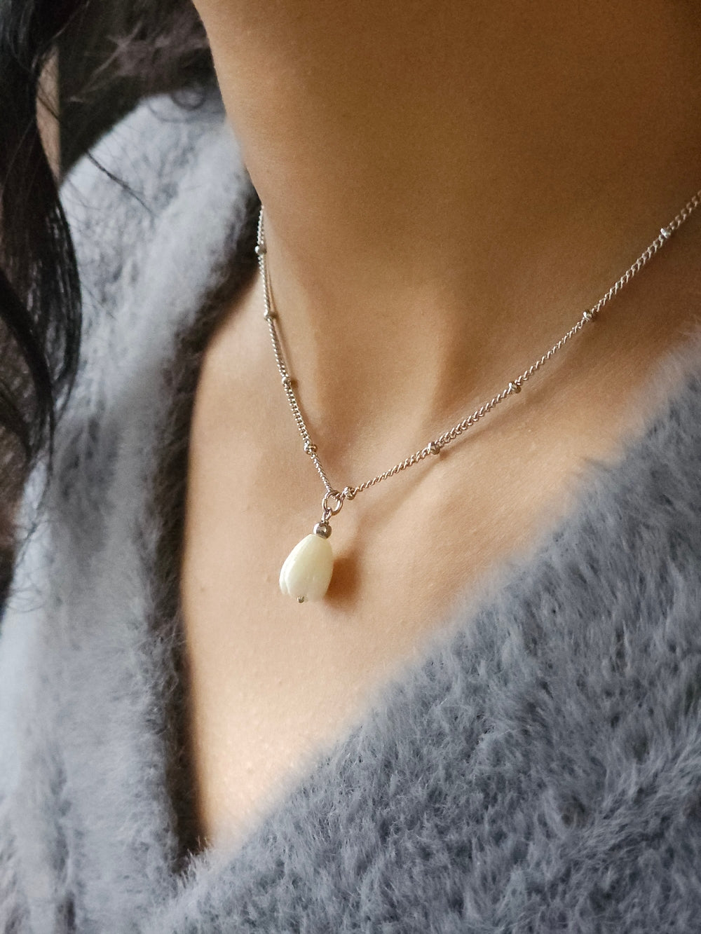 Collier Cyrine ras de cou pendentif fleur de nacre jacinthe