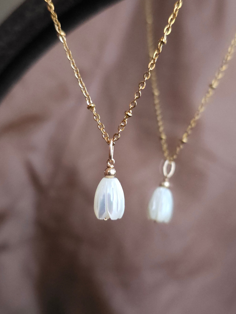 Collier Cyrine ras de cou pendentif fleur de nacre jacinthe