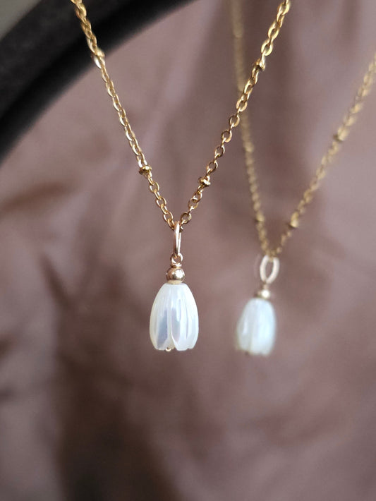 Collier Cyrine ras de cou pendentif fleur de nacre jacinthe