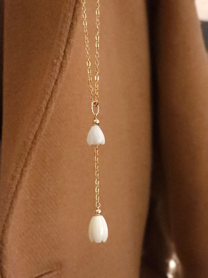 Collier en V Mila fleurs de nacre jacinthe