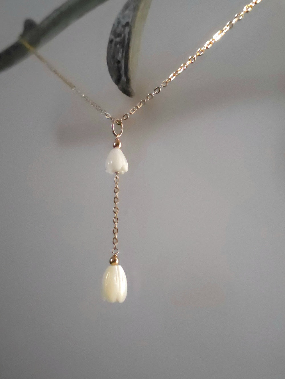 Collier en V Mila fleurs de nacre jacinthe