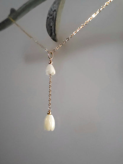 Collier en V Mila fleurs de nacre jacinthe