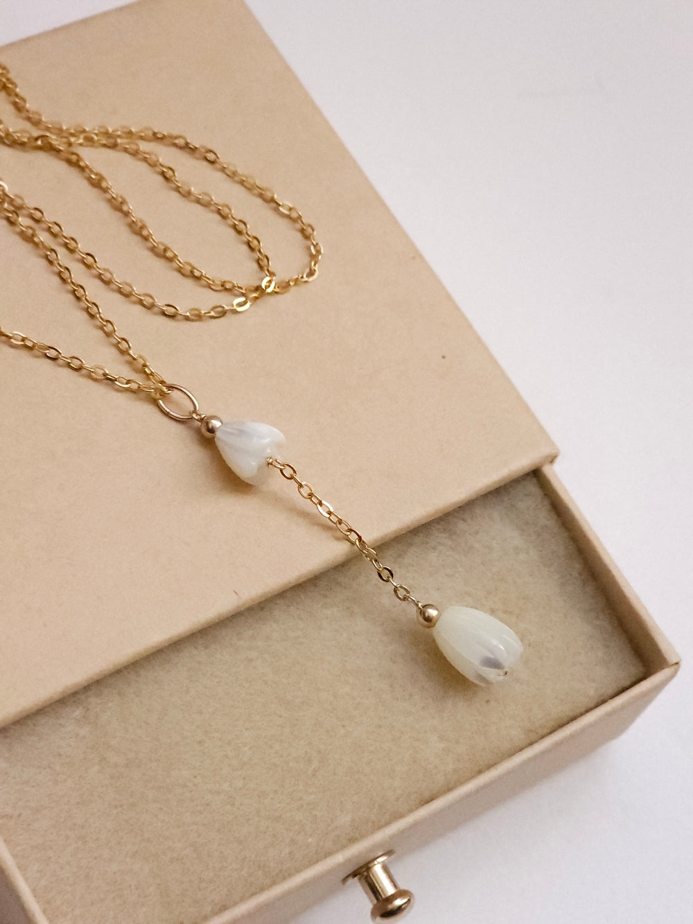 Collier en V Mila fleurs de nacre jacinthe