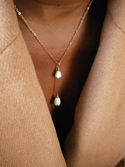 Collier en V Mila fleurs de nacre jacinthe