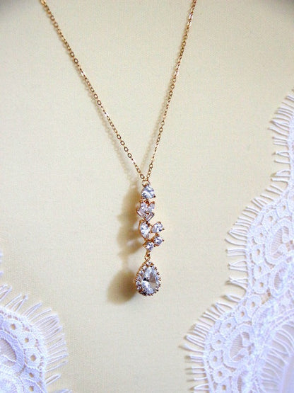 Collier mariage de dos doré et pendentifs zirconium - Prêt à porter