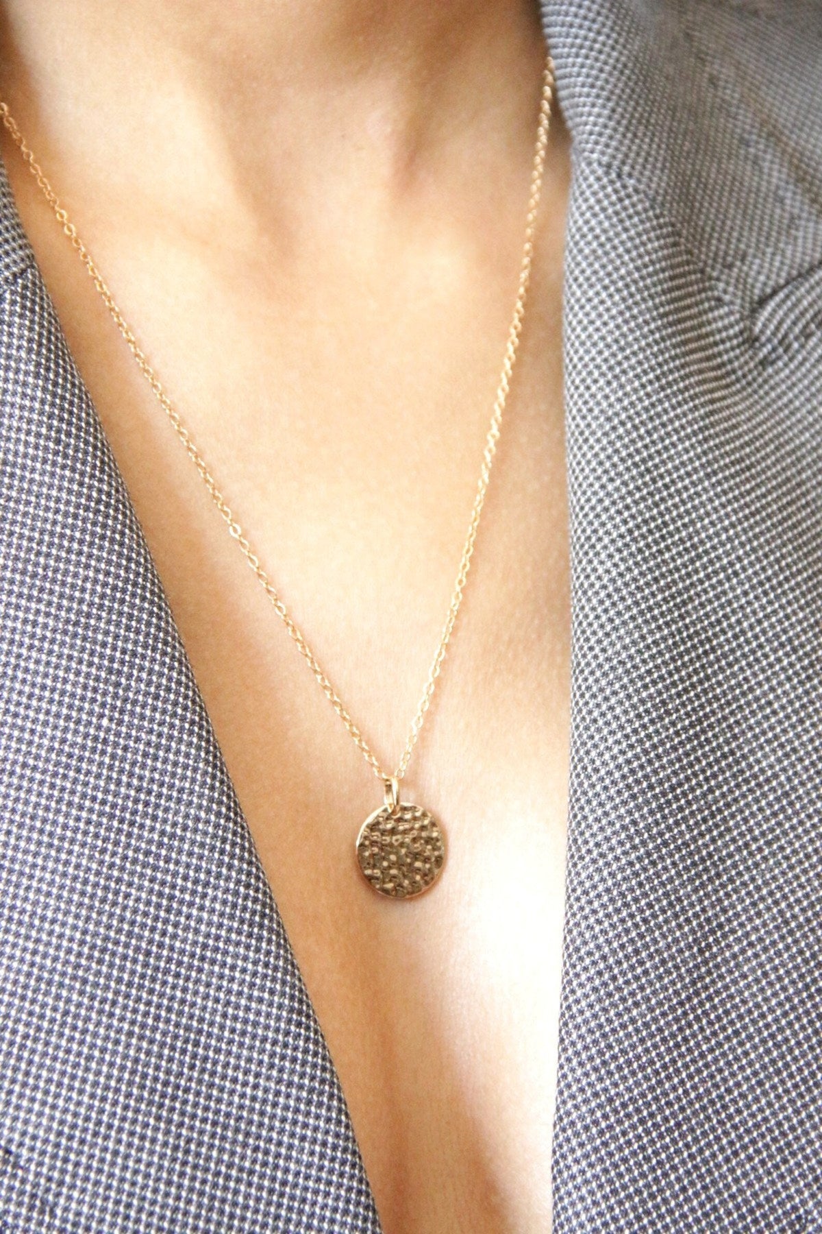 Collier pendentif médaille martelée et chaîne gold filled