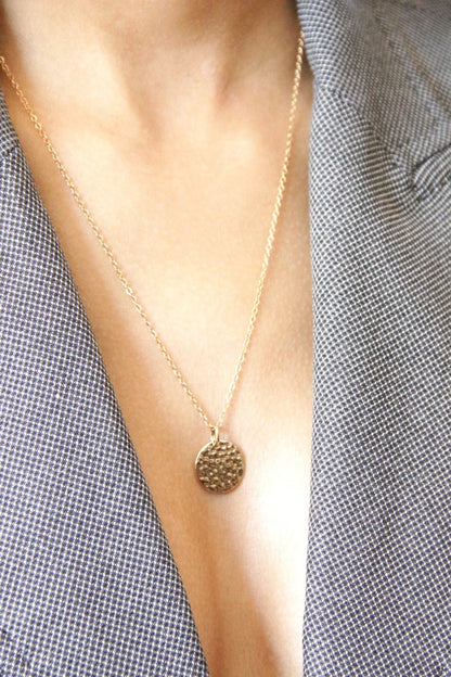 Collier pendentif médaille martelée et chaîne gold filled