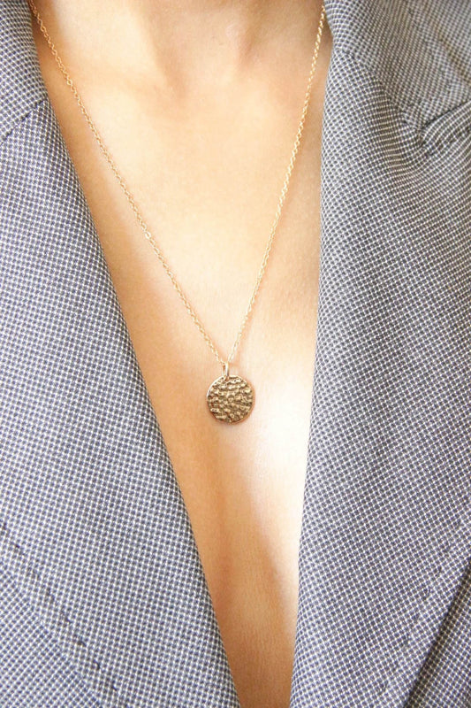 Collier pendentif médaille martelée et chaîne gold filled