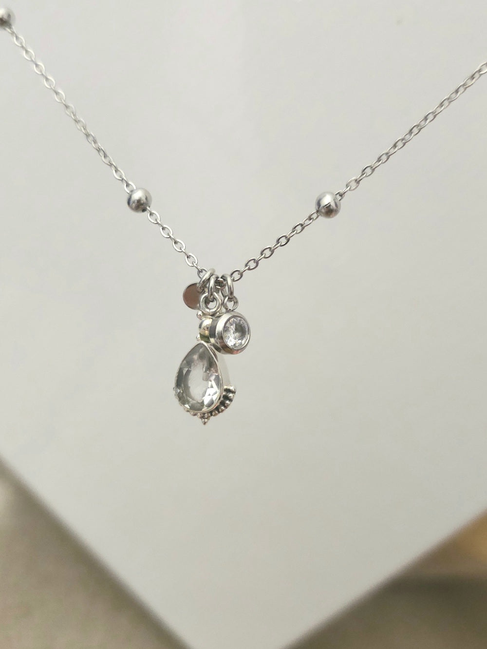 Collier perlé goutte en cristal de roche et pampilles