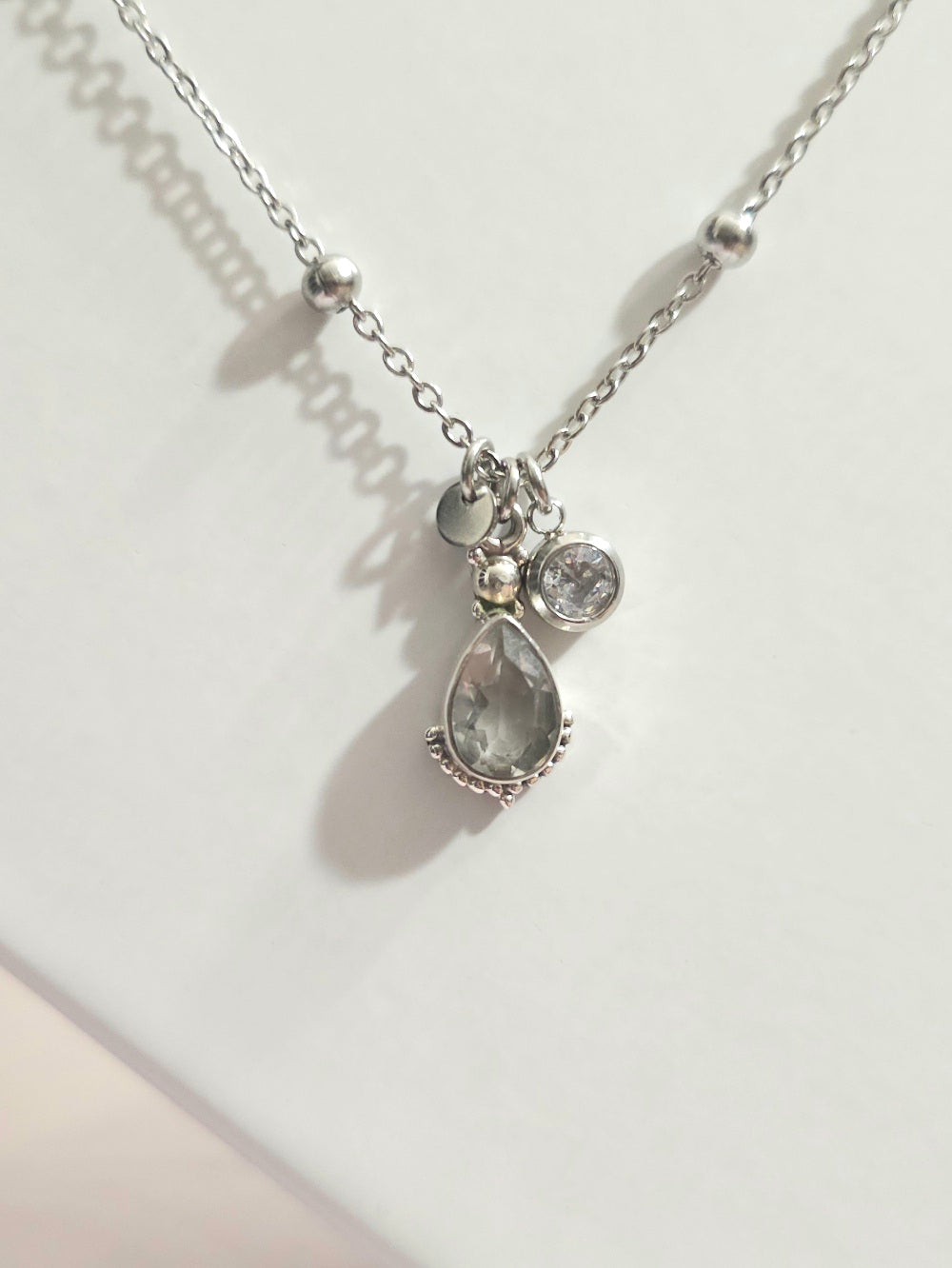Collier perlé goutte en cristal de roche et pampilles