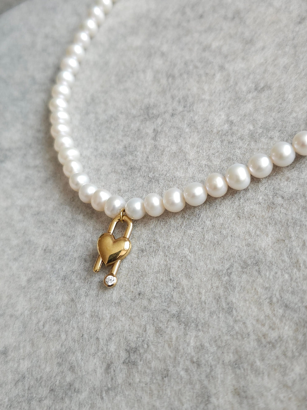 Collier perles de culture et pendentif coeur cadenas