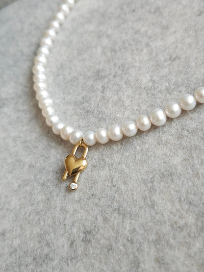 Collier perles de culture et pendentif coeur cadenas