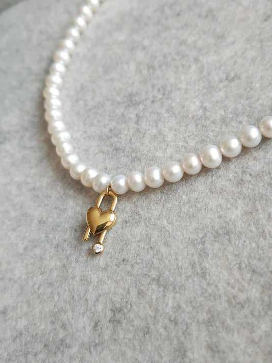 Collier perles de culture et pendentif coeur cadenas