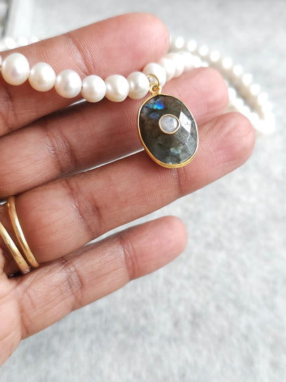 Collier perles de culture et pendentif gri-gri labradorite