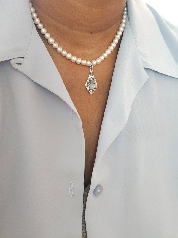 Collier tour de cou perles de culture et amulette pendule pierre de lune