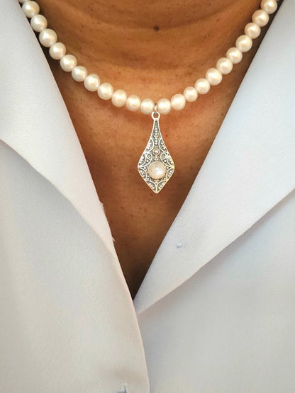 Collier tour de cou perles de culture et amulette pendule pierre de lune