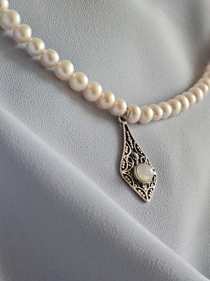 Collier tour de cou perles de culture et amulette pendule pierre de lune