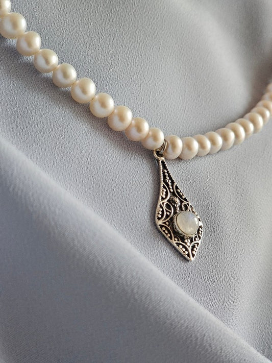 Collier tour de cou perles de culture et amulette pendule pierre de lune
