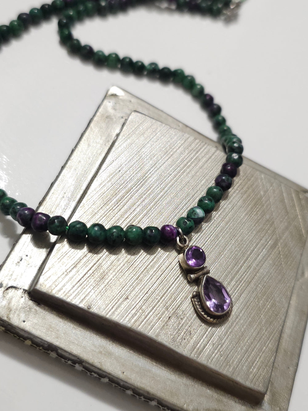 Collier tour de cou rubis zoïsite et pendentif améthyste
