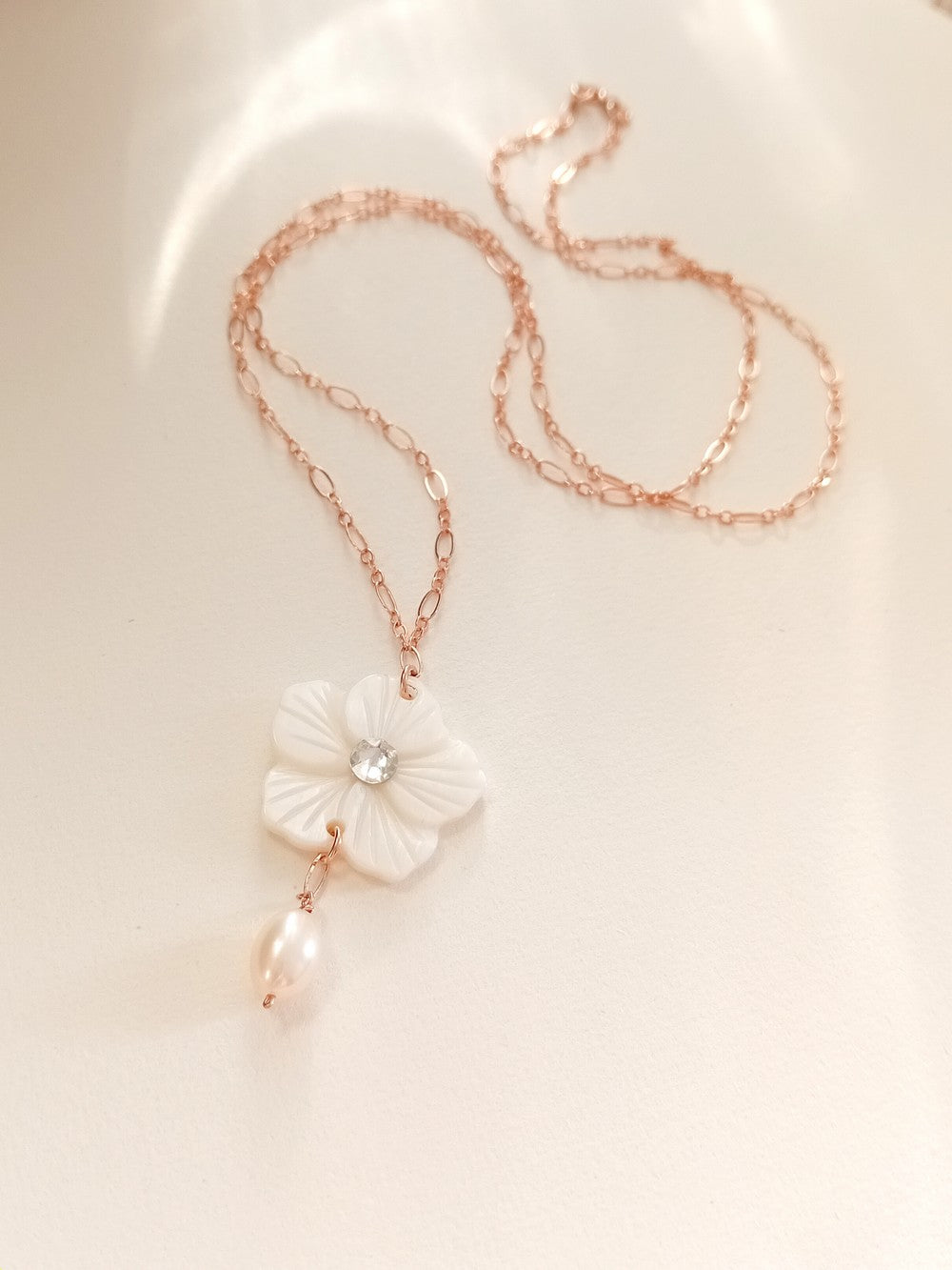 Collier Mizar sautoir fleur de nacre mailles atlernées gold filled
