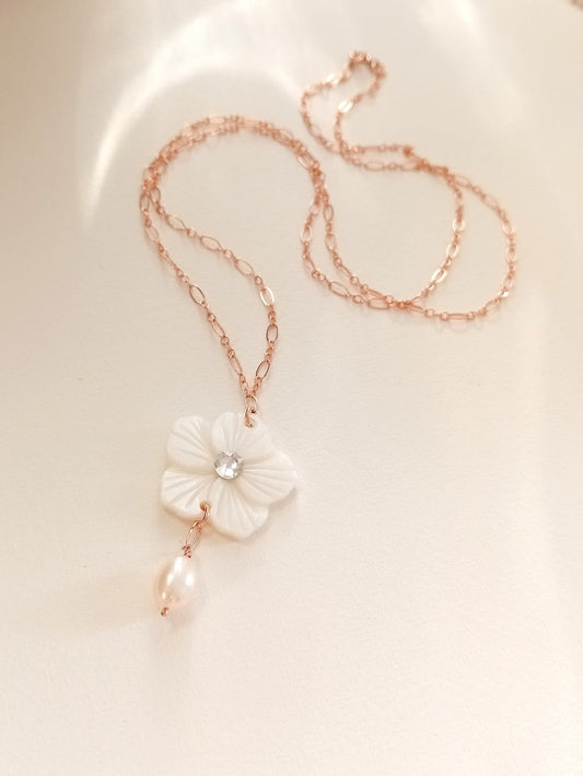 Collier Mizar sautoir fleur de nacre mailles atlernées gold filled