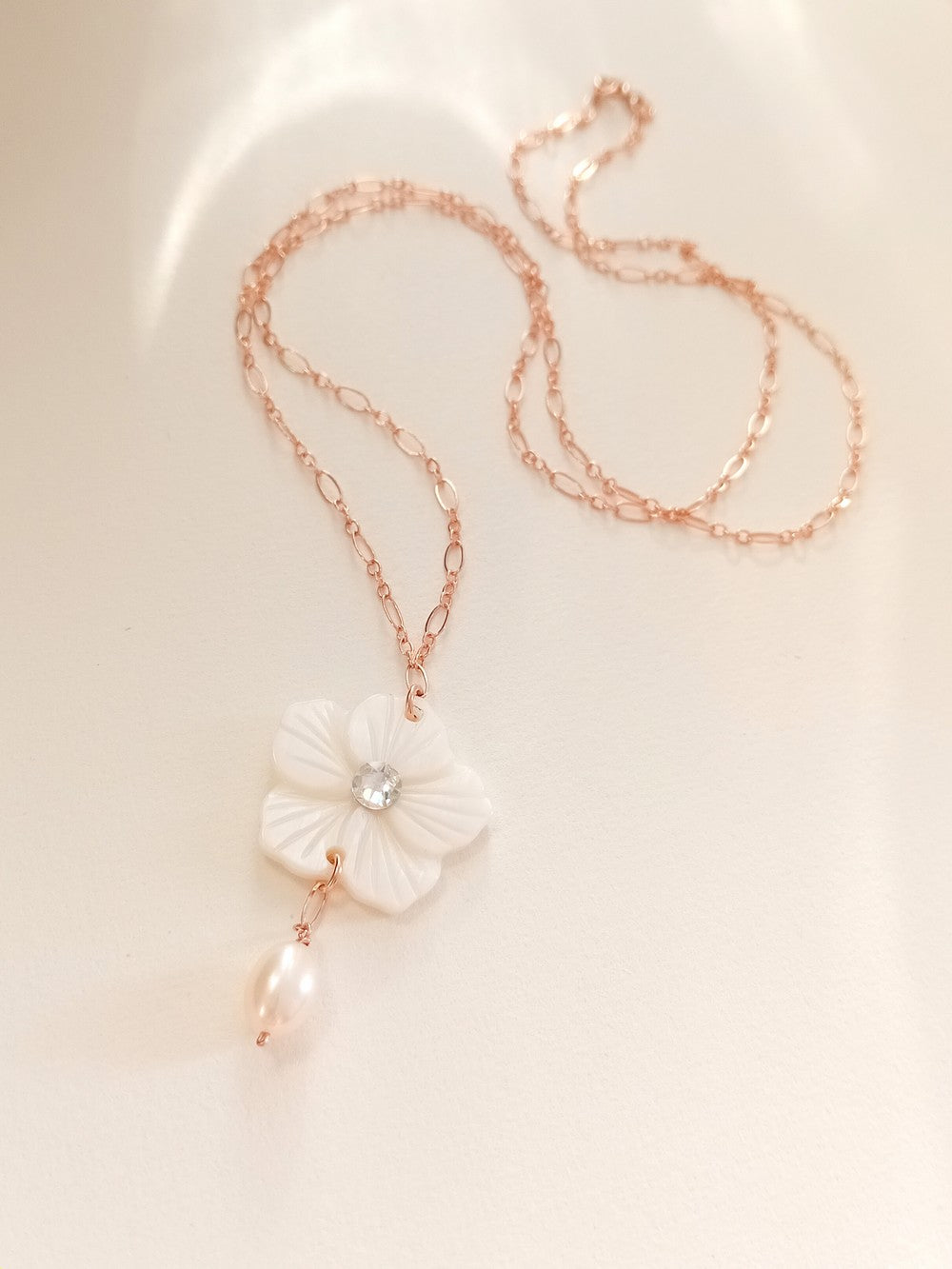 Collier Mizar sautoir fleur de nacre mailles atlernées gold filled
