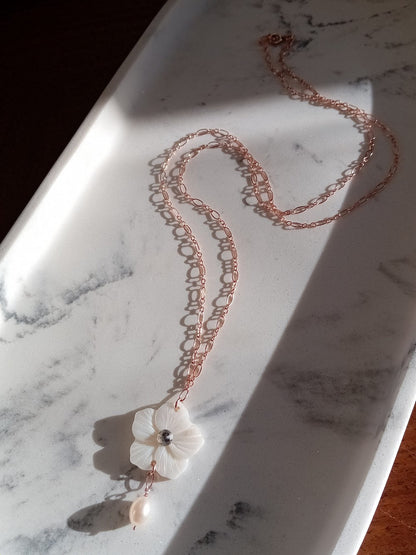 Collier Mizar sautoir fleur de nacre mailles atlernées gold filled