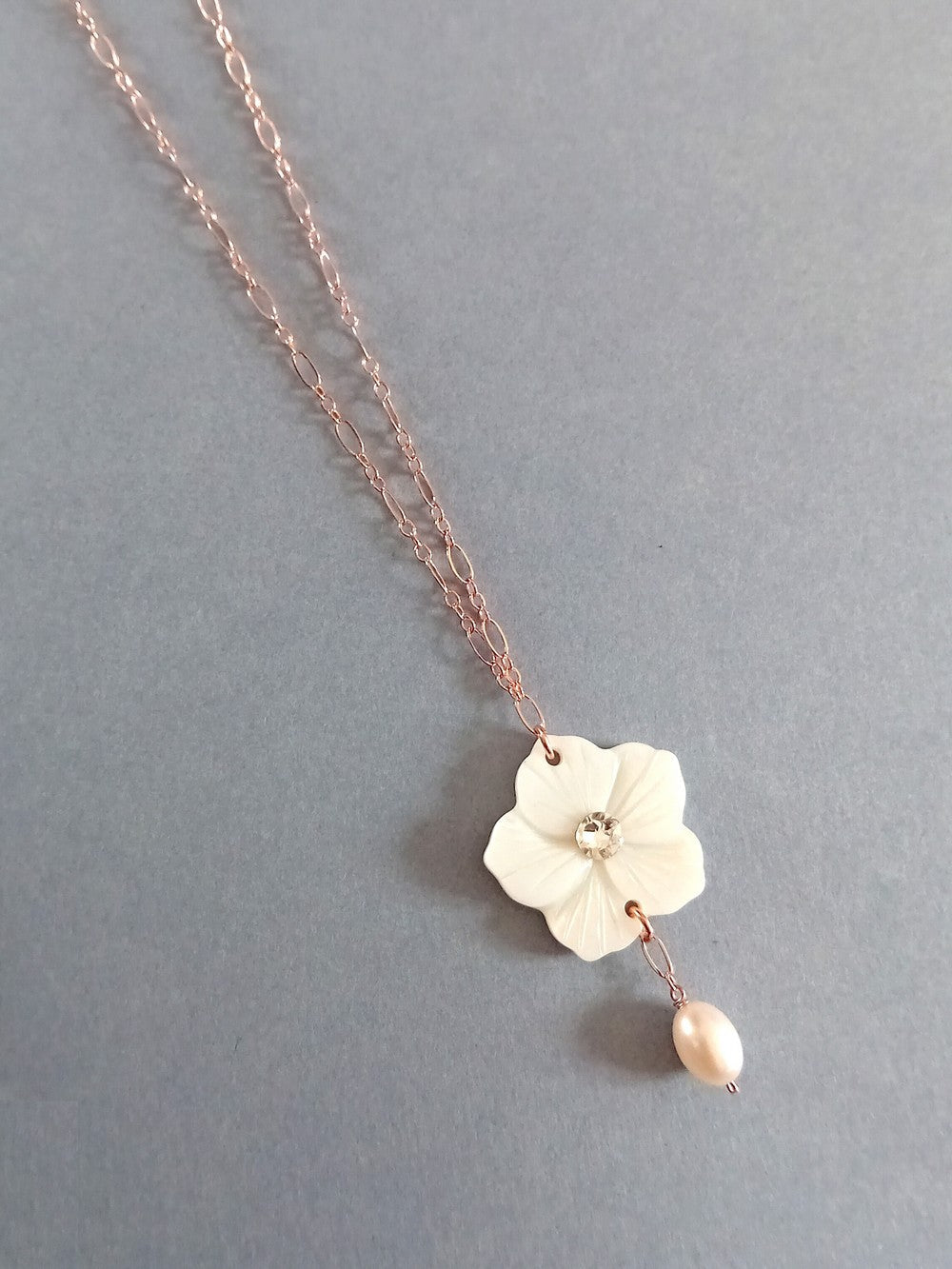 Collier Mizar sautoir fleur de nacre mailles atlernées gold filled
