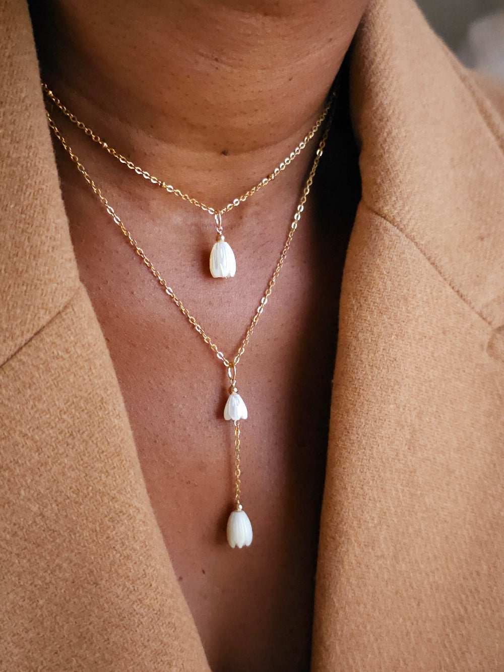 Collier Cyrine ras de cou pendentif fleur de nacre jacinthe
